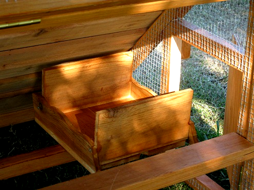4 chickens coop with nest box